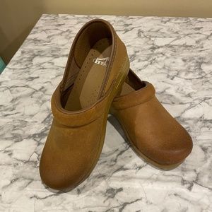 Dansko professional tan clogs